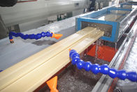 Chaîne de production en plastique de profil conduisant au profil en bois de PVC, ligne d'extrusion de profil de WPC